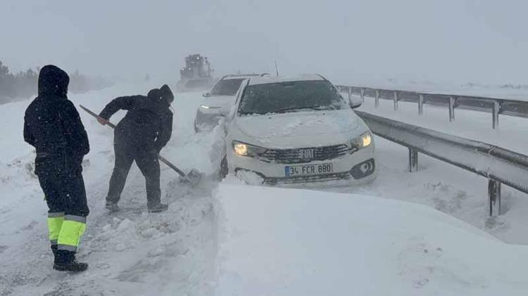 YOLLAR KAPATILDI, MAHSUR KALANLAR KURTARILIYOR