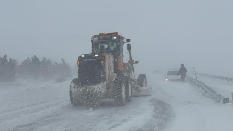 807 KÖY YOLU KAPANDI, 28 KARA YOLU KAPATILDI