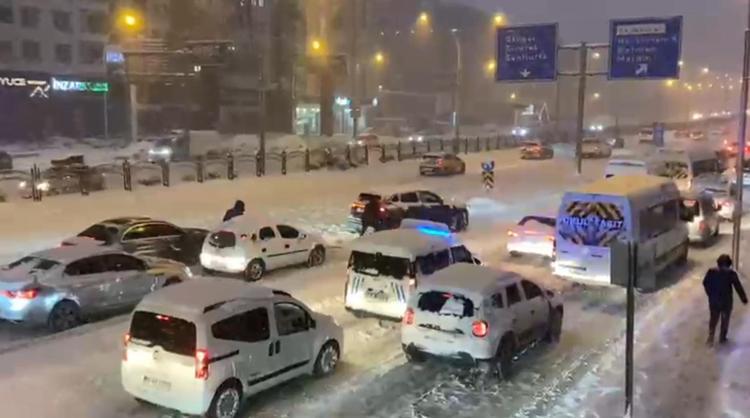 ARAÇLAR YOLDA KALDI, UÇAK SEFERLERİ İPTAL