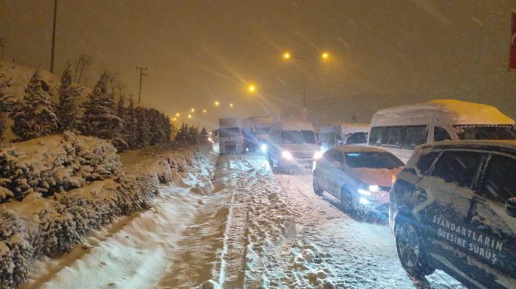 ‘UZUN ARAÇ KUYRUKLARI OLUŞTU