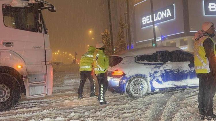 TRAFİK POLİSLERİ YOLDA KALAN ARAÇLARI İTEREK SÜRÜCÜLERE YARDIMCI OLDU