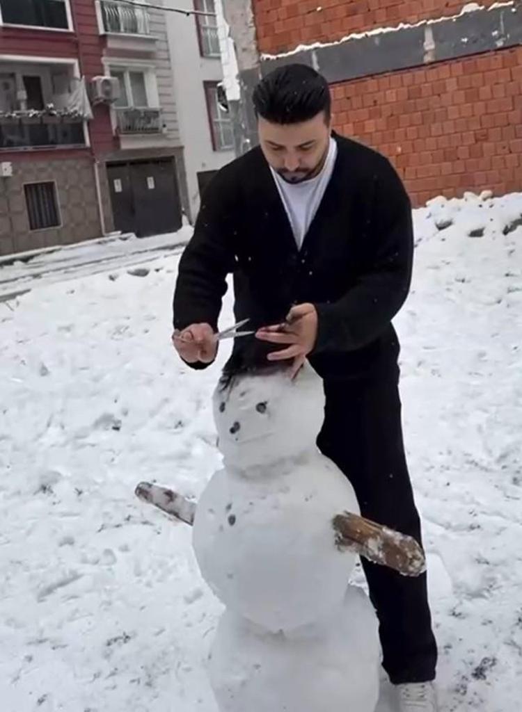 SOKAKTA KAYAK YAPTI, KARDAN ADAMI TIRAŞ ETTİ