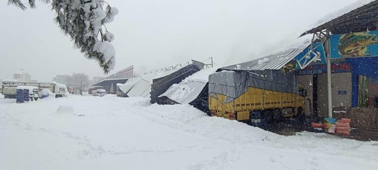 SEBZE HALİNDE BAZI ÇATILAR ÇÖKTÜ, ARAÇLAR ZARAR GÖRDÜ