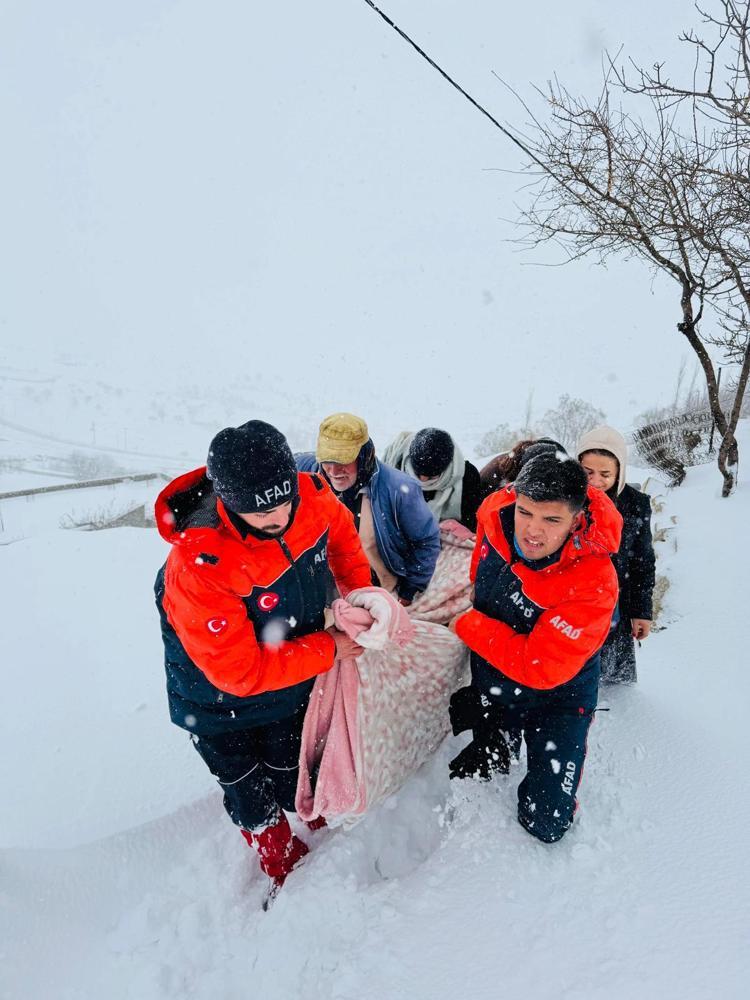 KAPALI YOLDA HASTAYI BATTANİYLE TAŞIDILAR