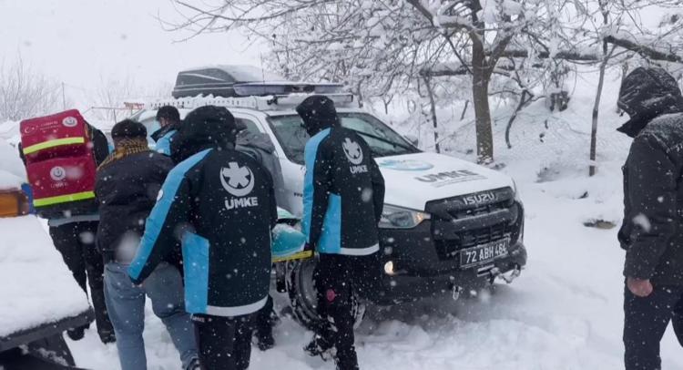 DÜŞME SONUCU YARALANAN HASTAYA UMKE ULAŞTI