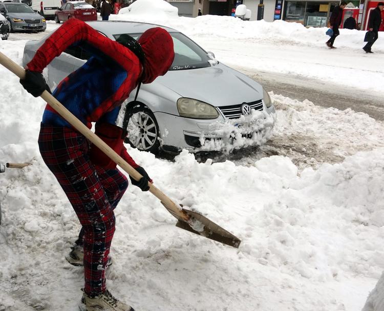 KALDIRIMLARI TEMİZLEDİ, ÇOCUKLARLA KAR TOPU OYNADI