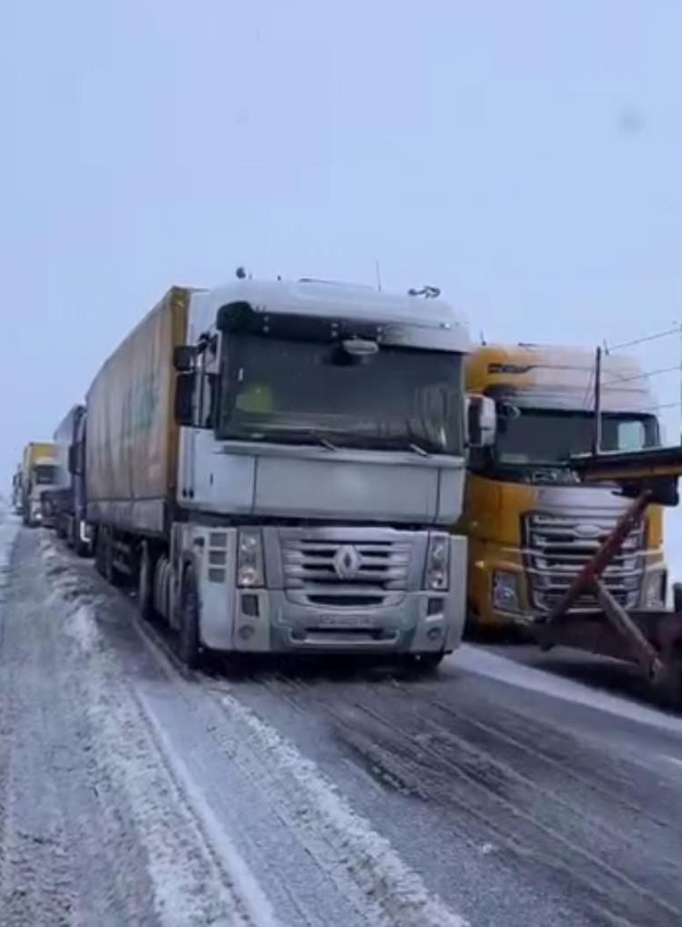 ÇOK SAYIDA ARAÇ YOLDA KALDI