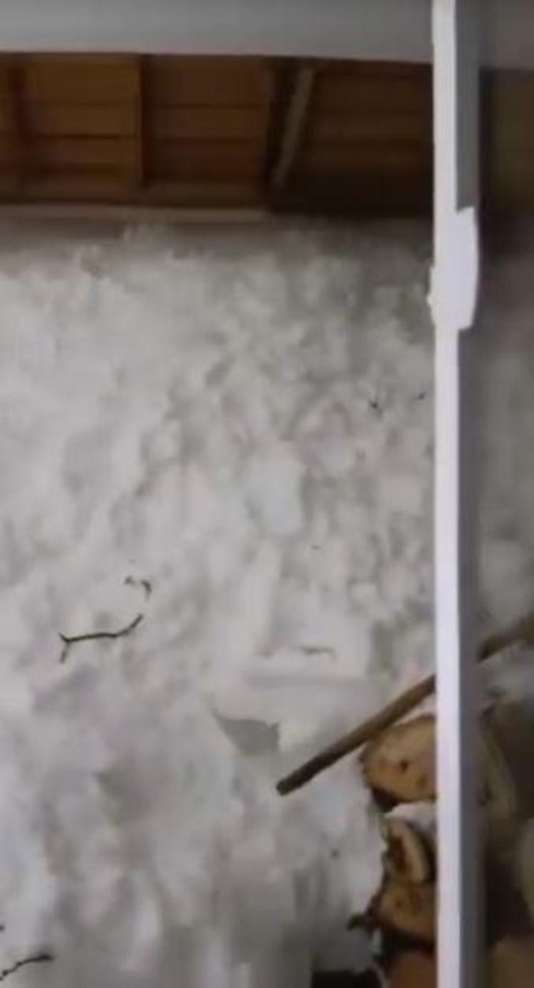 ÇIĞ DÜŞEN EVDEKİ 5 KİŞİ KURTARILDI