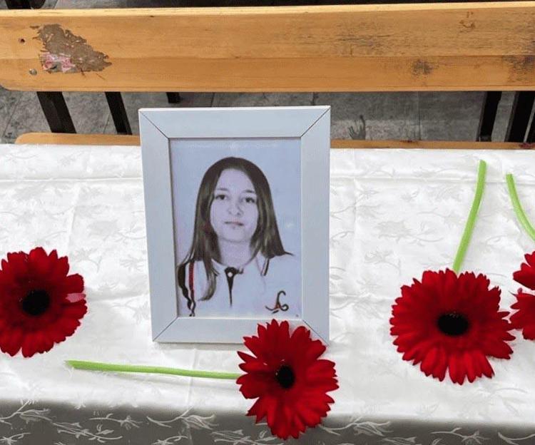 ARKADAŞLARI SIRASINA ÇİÇEK BIRAKTI