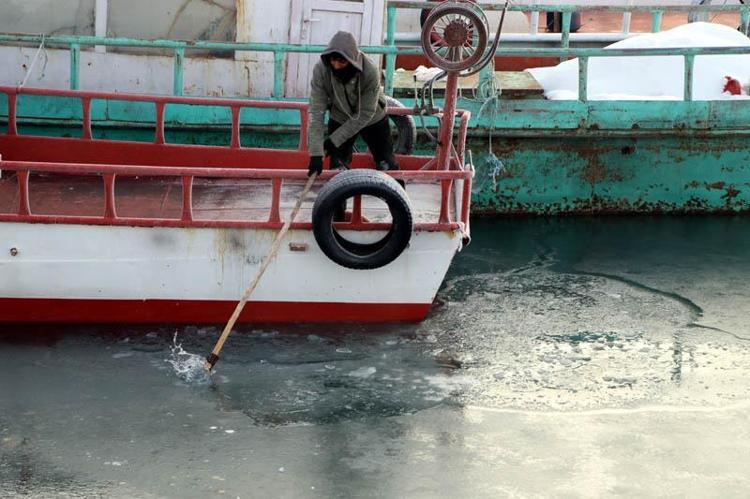 ‘LİMANLAR DONUYOR, BUZLARI KIRARAK ÇIKIYORUZ’
