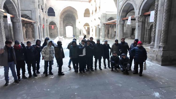 ‘GENÇLERİMİZİN ECDADINI TANIMASI İÇİN ERZURUM’DAYIZ’