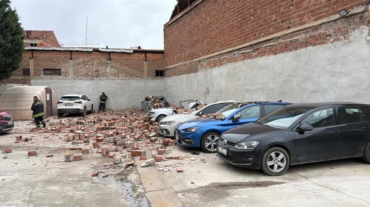 DUVAR, ARACIN ÜZERİNE DEVRİLDİ