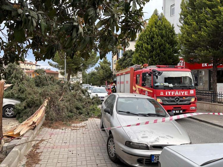 EMNİYET BİNASININ ÇATISI UÇTU