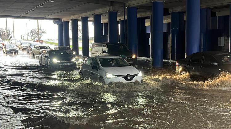 ALT GEÇİTLER İLE YOLLAR GÖLE DÖNDÜ