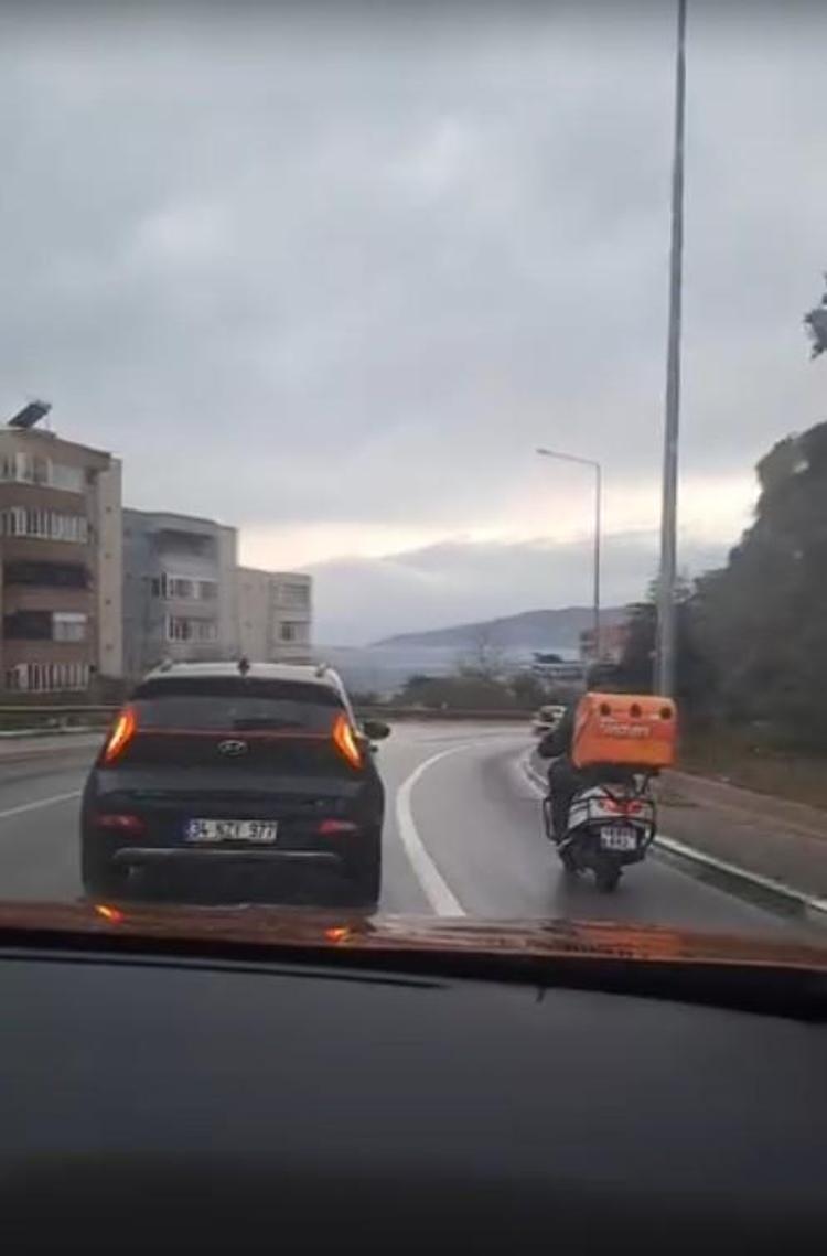 OTOMOBİLİYLE MOTOKURYEYE SİPER OLDU, TIR’LAR DEVRİLDİ