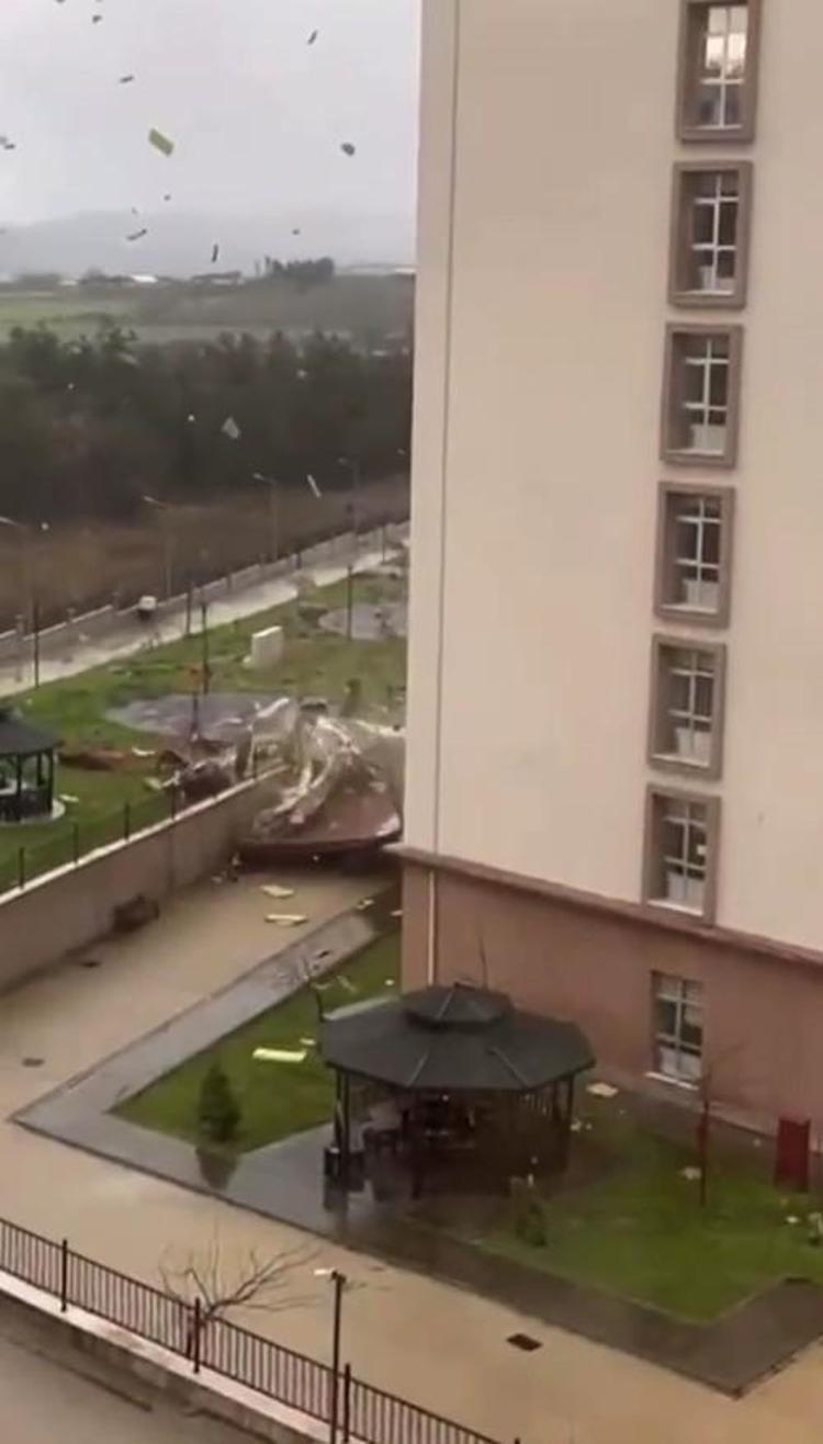 OKULUN KORKULUKLARI DEVRİLDİ