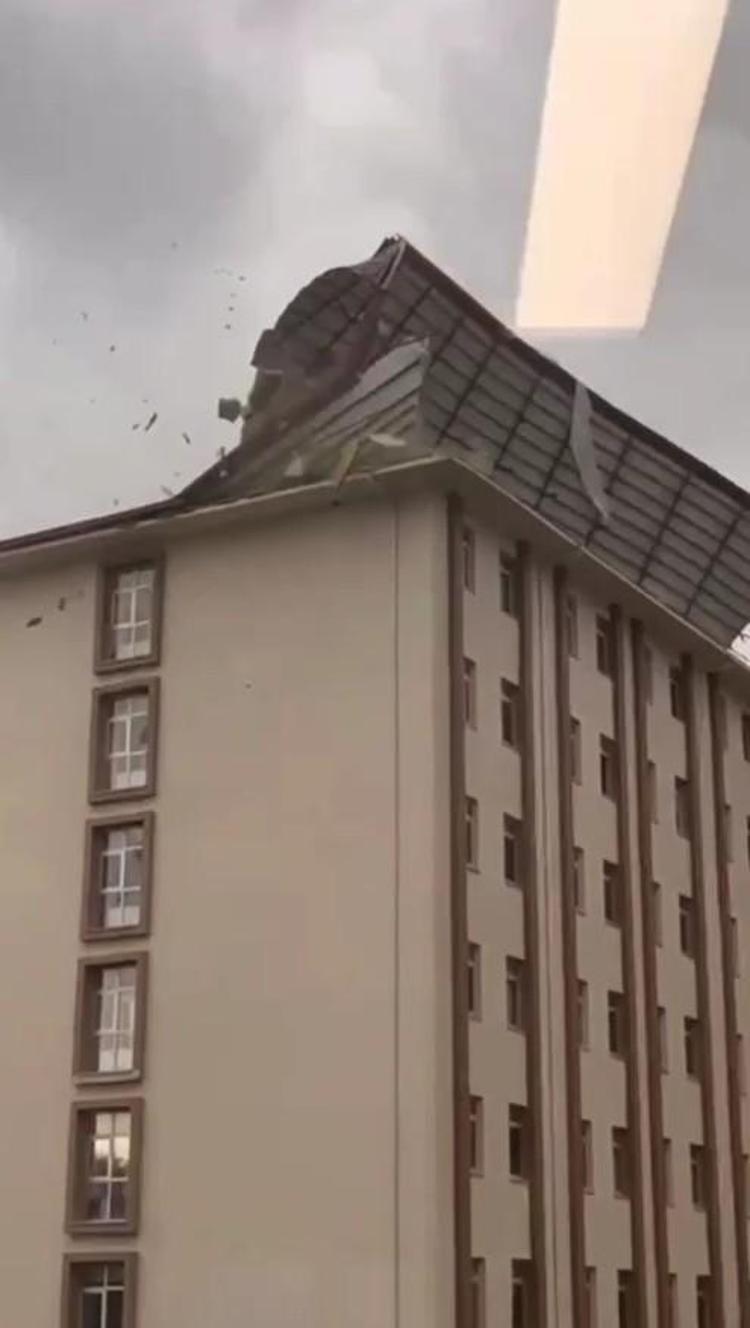 KIZ ÖĞRENCİ YURDUNUN ÇATISI UÇTU