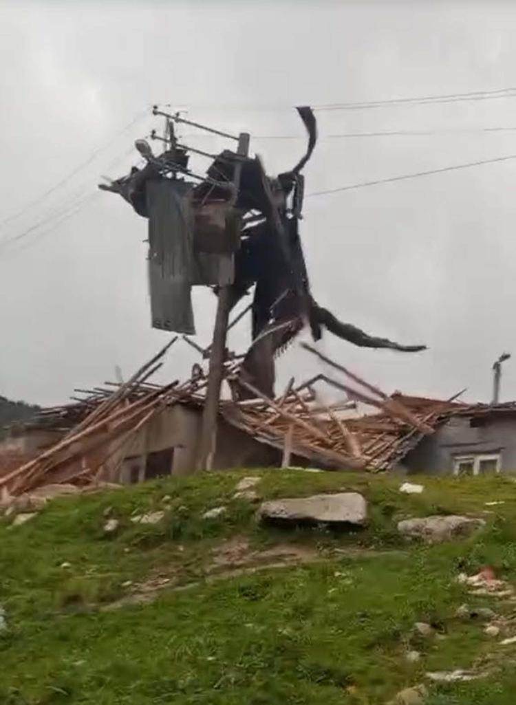 ELEKTRİK DİREKLERİ DEVRİLDİ