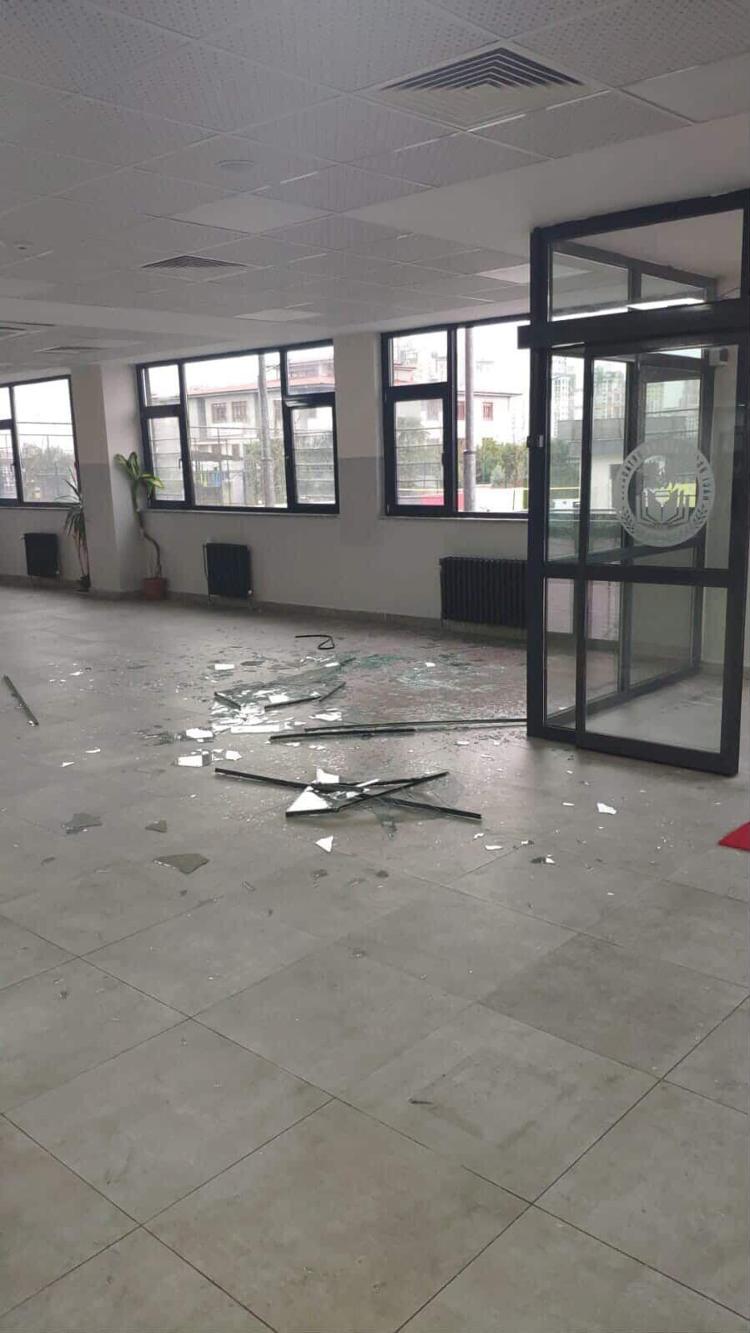 OKULDA CAM KIRILDI, ÖĞRENCİLER YARALANDI