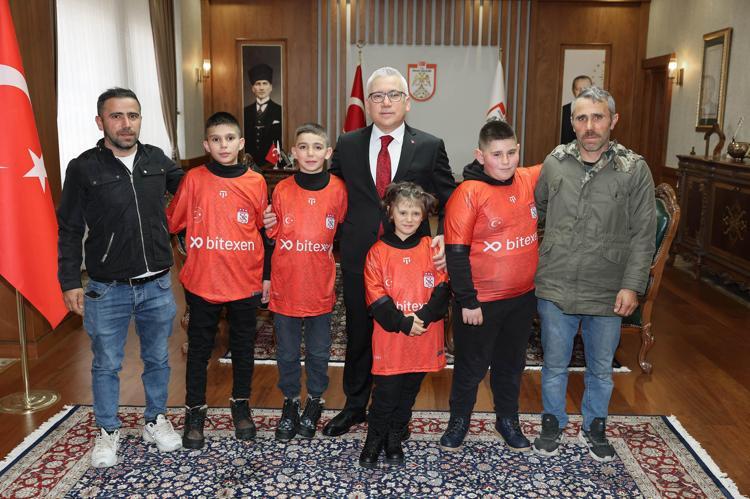 VALİ ŞİMŞEK ÇOCUKLARI AĞIRLADI