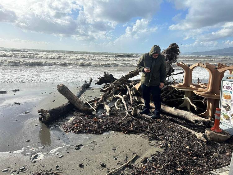 SU YÜZEYİNDE KÖPÜKLER OLUŞTU