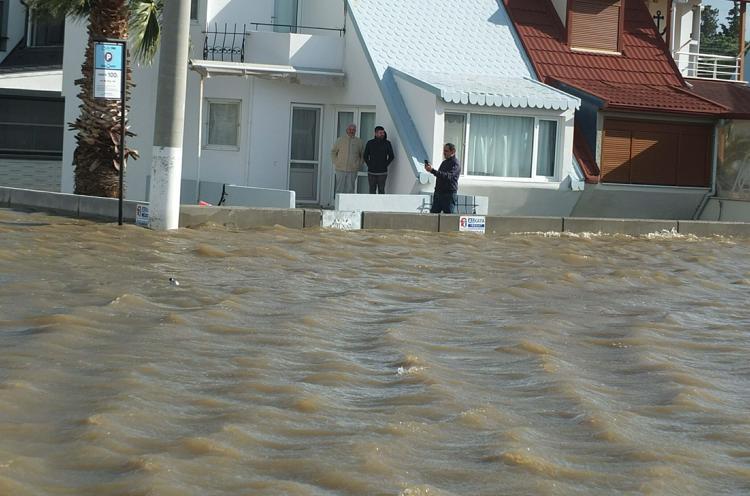 BURHANİYEDE DE DENİZ TAŞTI