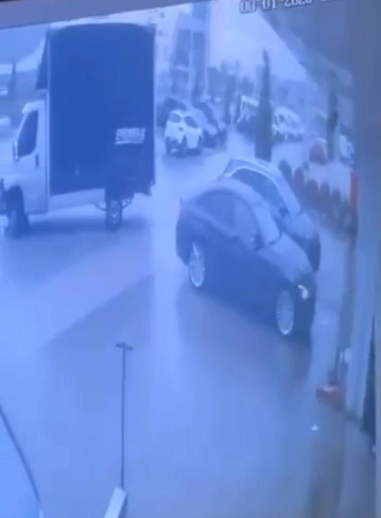 KAMYON FIRTINANIN ETKİSİYLE SÜRÜKLENDİ