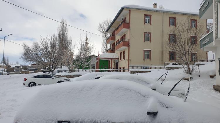 ARAÇLAR KARA GÖMÜLDÜ