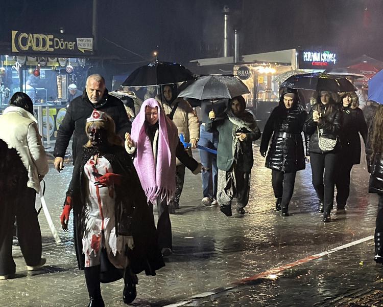 KUTLAMALAR YAĞMUR ALTINDA SÜRDÜ