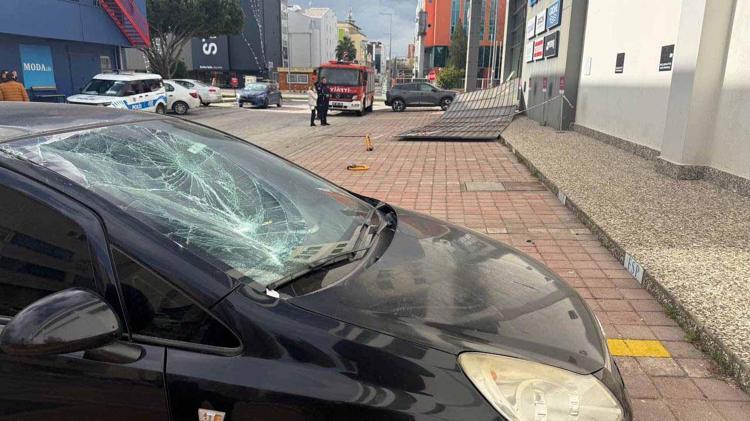 TABELALAR ARAÇLARIN ÜZERİNE DÜŞTÜ