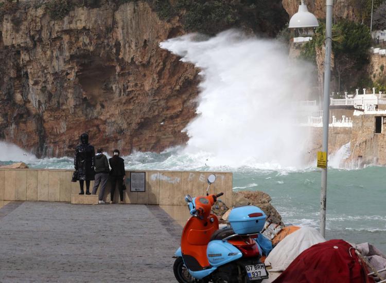 DEV DALGALAR FALEZLERİ DÖVDÜ