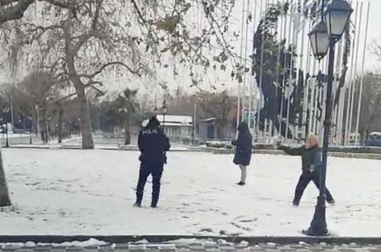 POLİS, ÇOCUKLARLA KAR TOPU OYNADI