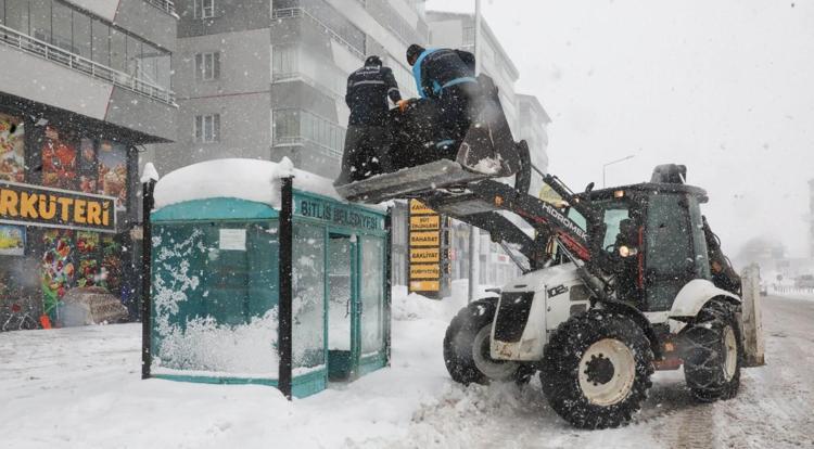 OTOBÜS DURAKLARI TEMİZLENDİ