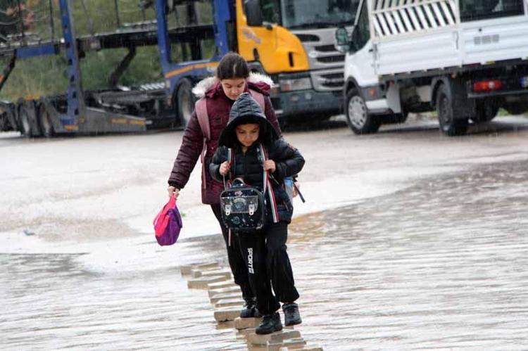 YAĞMUR SULARI ALTINDA KALAN OTOMOBİL KULLANILAMAZ HALDE