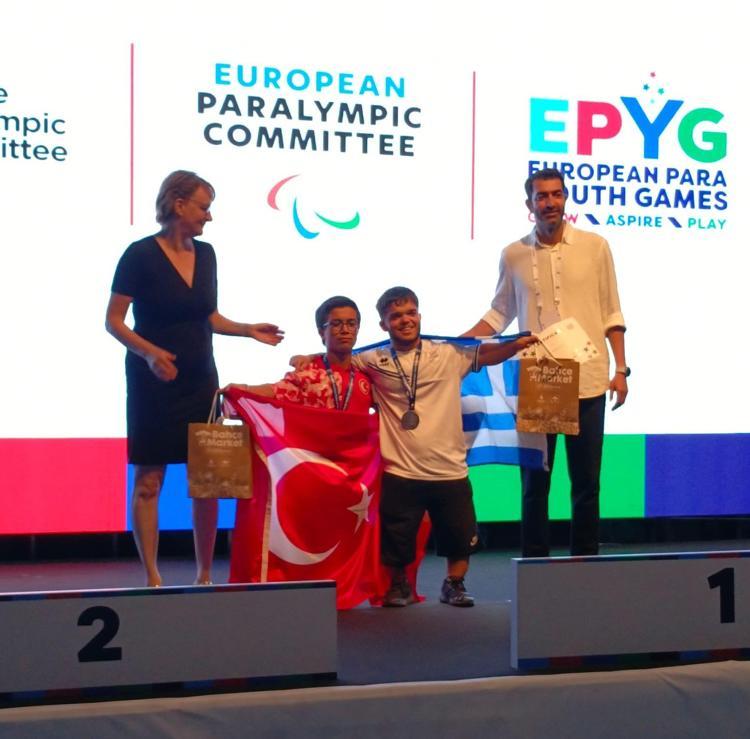 ‘ENGELİMİN OLDUĞUNU DAHİ UNUTUYORUM’