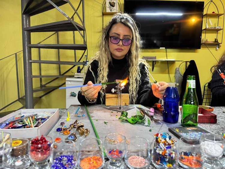 ‘ÇÖPE ATILAN BİR CAM PARÇASI HARİKA BİR SÜS EŞYASINA DÖNÜŞÜYOR’