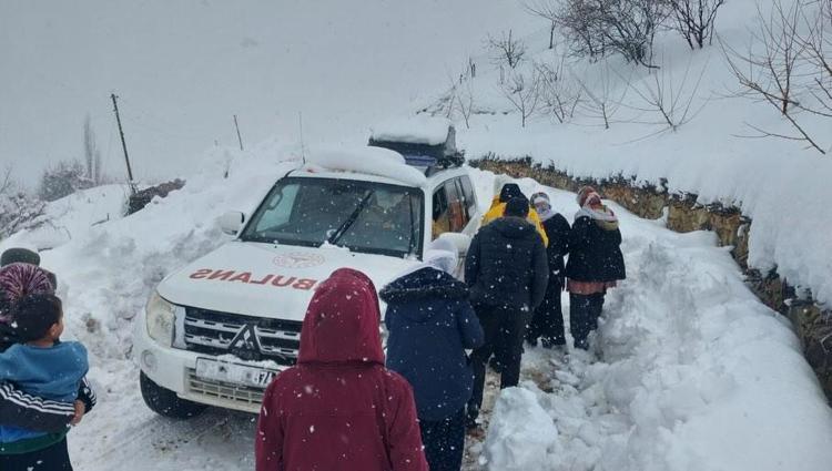 HAMİLE KADIN İÇİN YOL AÇILDI