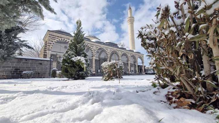 TARİHİ MEKANLARDA KARTPOSTALLIK GÖRÜNTÜLER