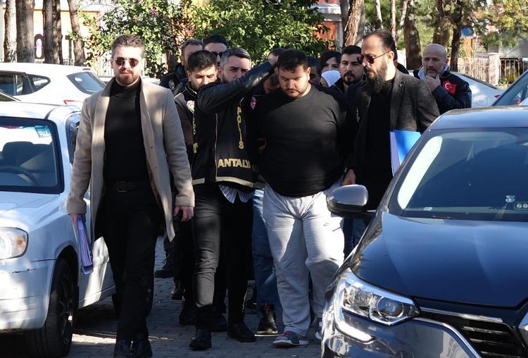 7 ŞÜPHELİ ADLİYEDE