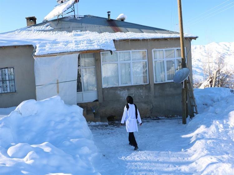 ‘ZORLU ŞARTLARA RAĞMEN SAHADAYIZ’