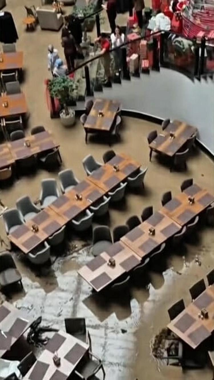 ARAÇLAR SEL SULARINA KAPILDI