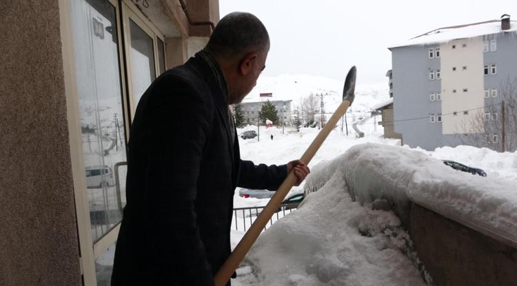 ÇATILARDA KAR TEMİZLEDİLER