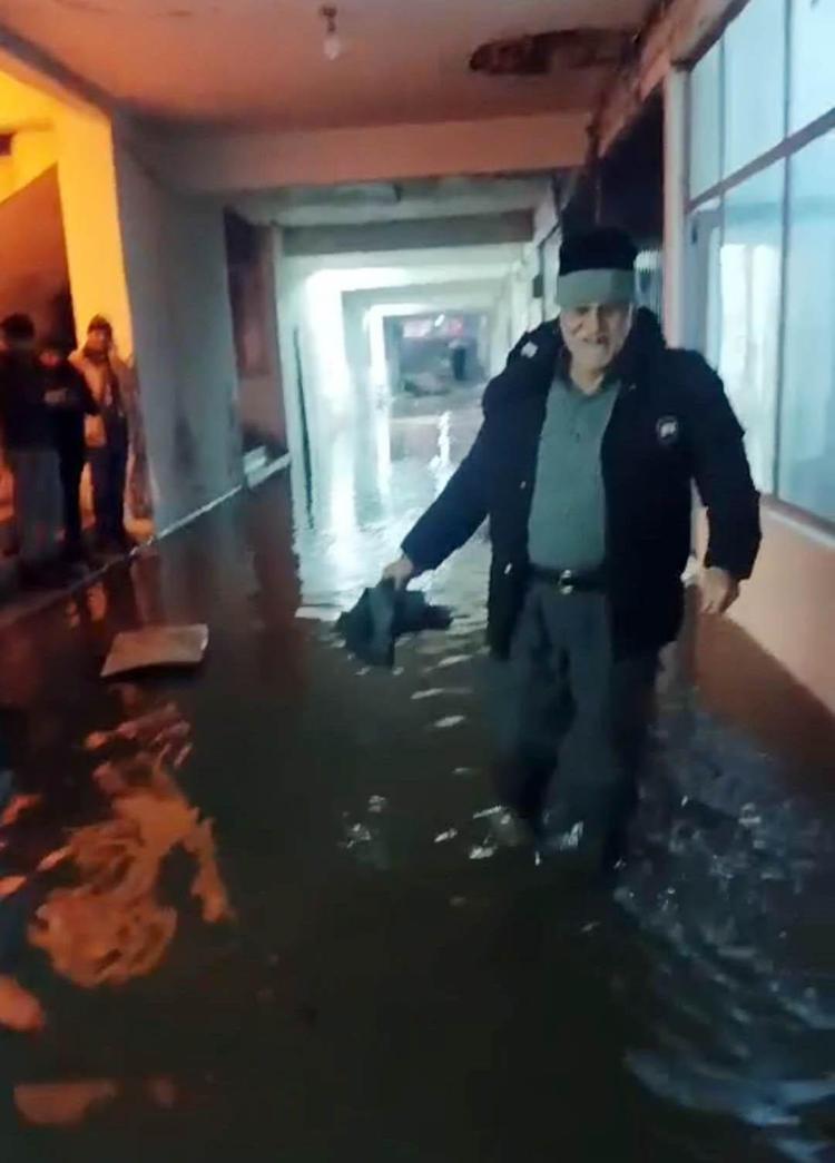 EV VE İŞ YERLERİNİ SU BASTI