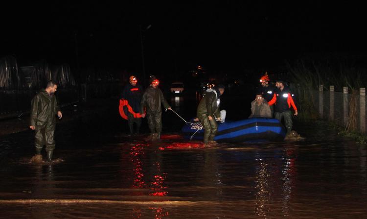 2 KİŞİ BOTLA KURTARILDI