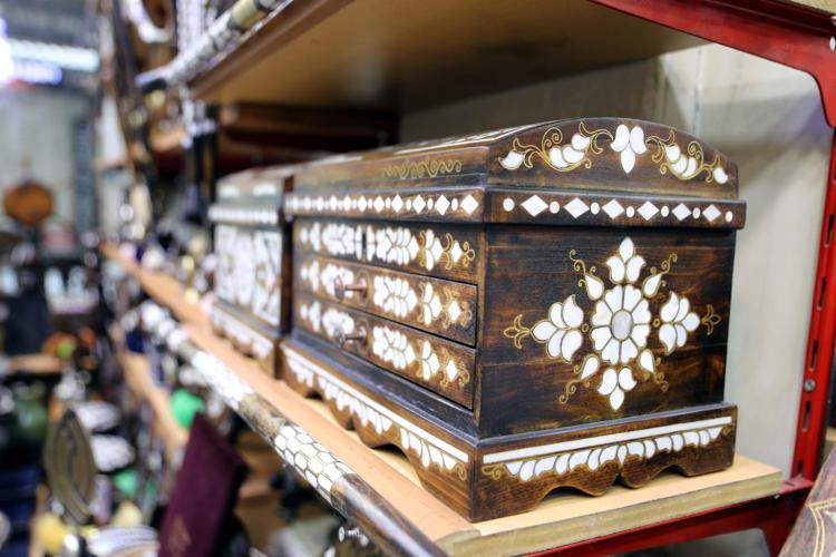 MESLEK YOK OLMASIN DİYE ÇOCUKLARI VE YEĞENLERİNİ YETİŞTİRİYOR