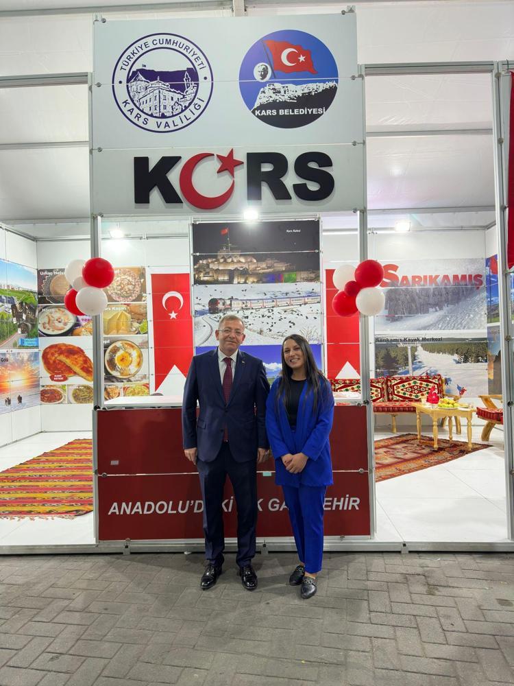 YAPTIĞIN TABLOLARLA GÖNÜLLERE DOKUNUYORSUN