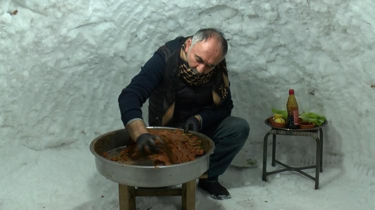 İÇERİSİNİ MAĞARA ŞEKLİNDE OYDUM