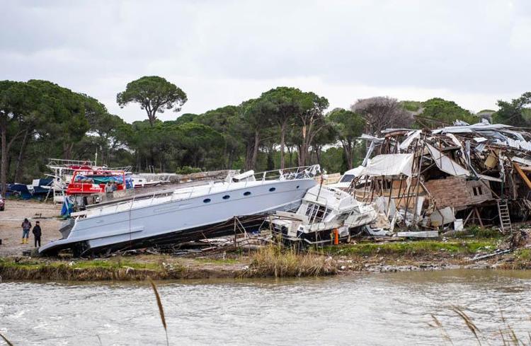 HORTUM TEKNELERİ PARÇALADI
