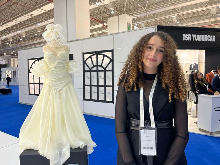 KENDİ TASARLADIĞIMIZ KIYAFETLERİMİZİ SUNDUK