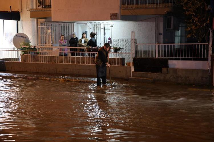 ‘BARAJLARDA SU YOK, ŞEHRİ SU BASIYOR’